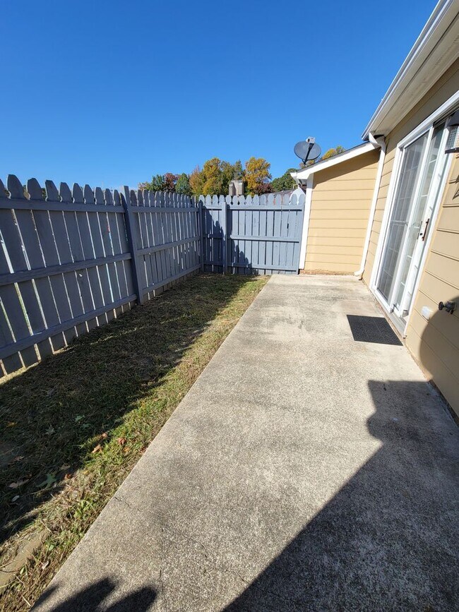 Building Photo - 2 BR Townhome! Looks Great!
