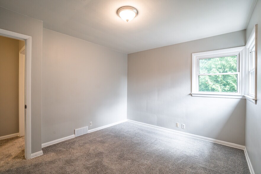 1st Bed 3_New Carpet - 3558 N Cramer St