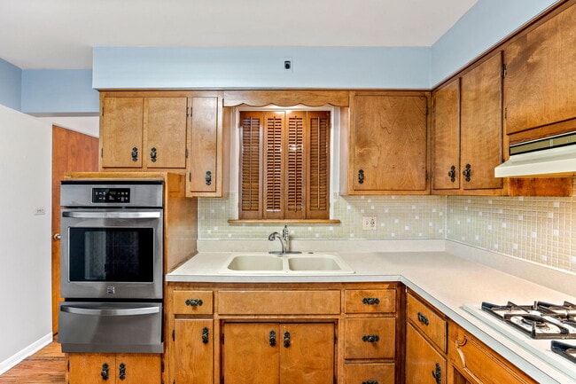 Building Photo - 21 E Thorndale Ave