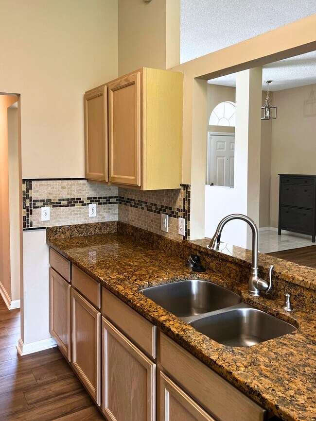 Building Photo - Charming 4/2 with fenced in yard