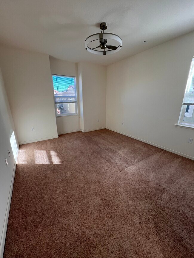 Building Photo - 717 N Dorato Ln