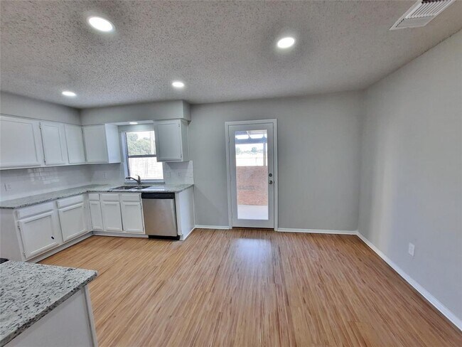 Building Photo - 2646 Winslow Dr