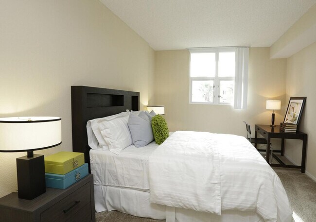 Building Photo - 8775 Costa Verde Blvd