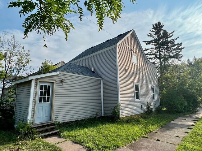 Building Photo - Spacious 3bd/2ba - AVAILABLE NOVEMBER!