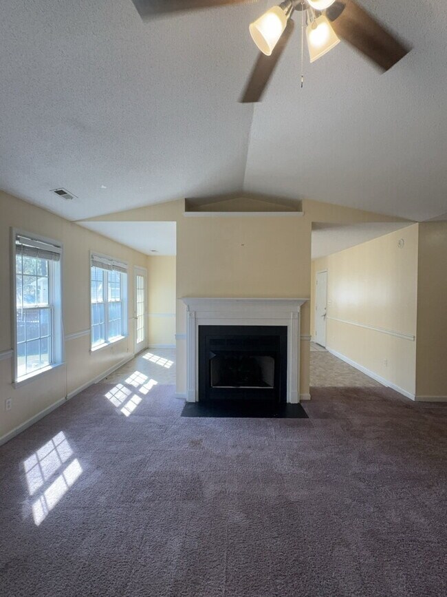 Building Photo - Wonderful 3 Bedroom Home-437 Boysenberry