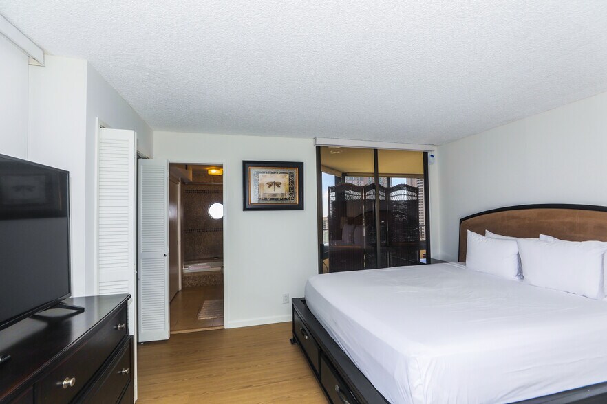 Building Photo - 1910 Ala Moana Blvd