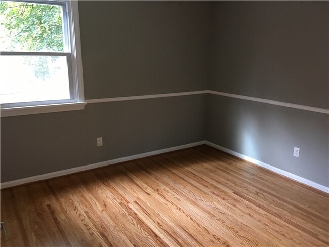 Building Photo - 4 Peachtree Ln