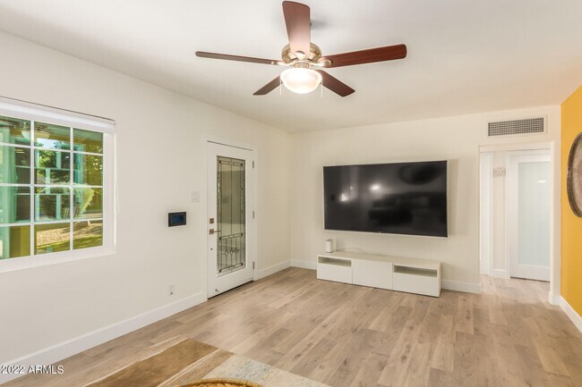Building Photo - 1106 W Glenrosa Ave