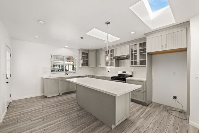 Building Photo - 587 E Arrow Hwy