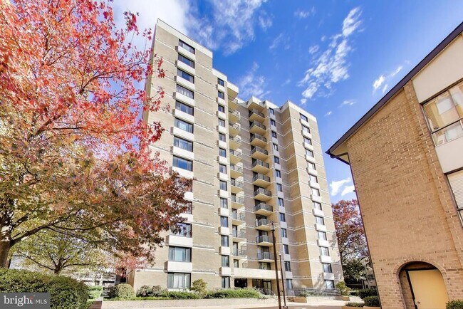 Building Photo - 4 Monroe St