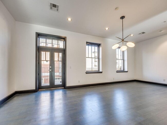 Building Photo - 109 NE 3rd St