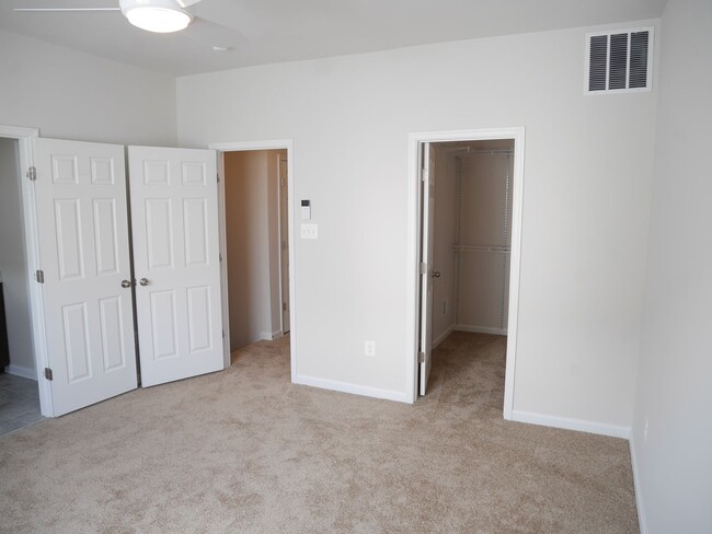 Building Photo - Stunning 3 Bedroom End Unit Townhome