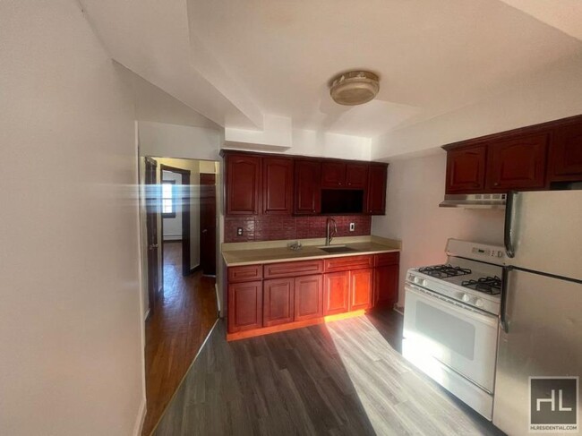 Building Photo - 3 bedroom in BROOKLYN NY 11208
