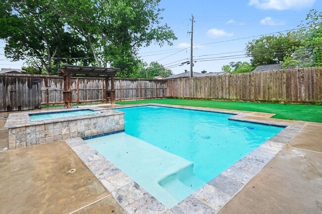 Building Photo - 522 Crestwood Dr