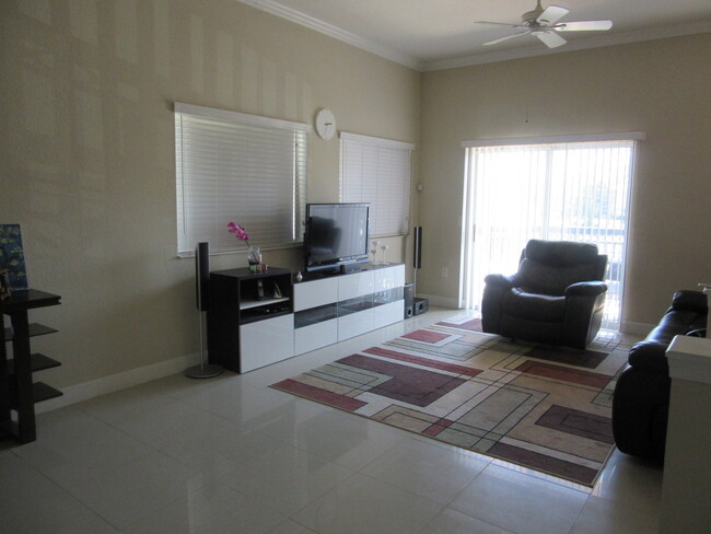 Building Photo - Lovely 3 BR / 2 BA Condo Located In Desira...