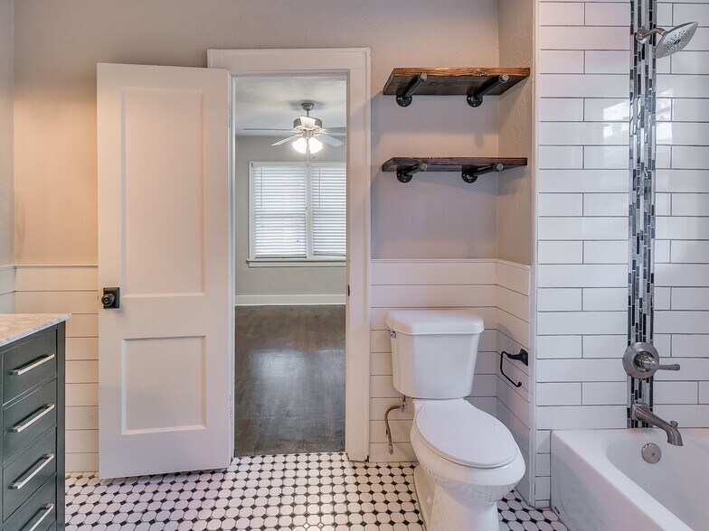 Building Photo - 1004 NW 32nd St