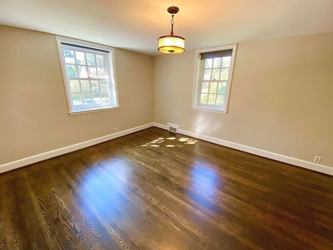 Building Photo - Stunning 4 Bed/3.5 Bath Historic Home - Be...