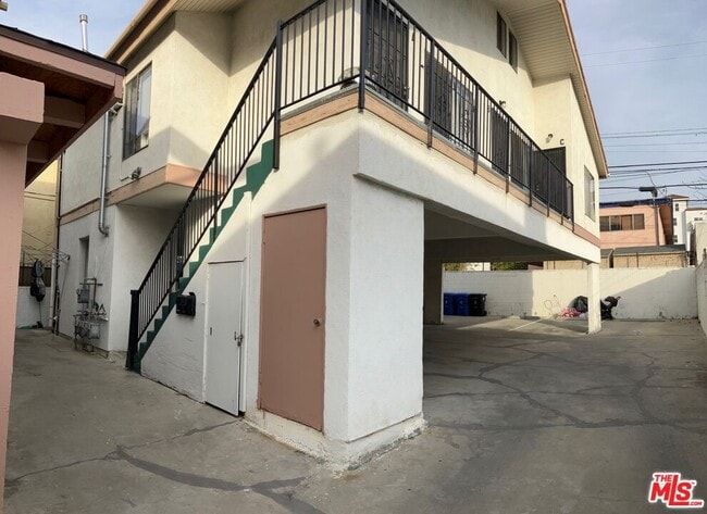Building Photo - 910 S Kingsley Dr