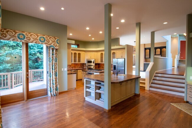 Building Photo - 4bd/4ba Bellevue Home