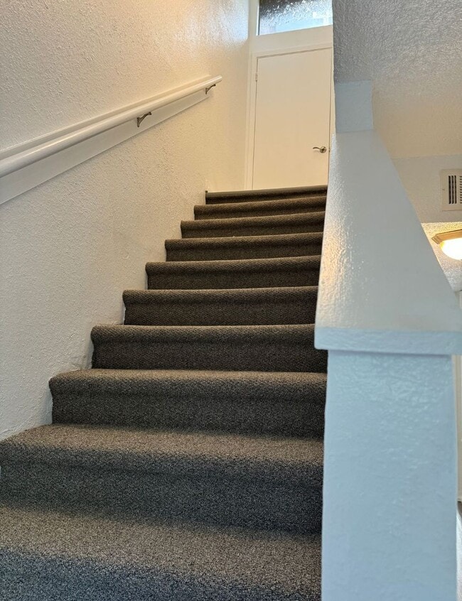 Building Photo - Fully furnished townhome for rent
