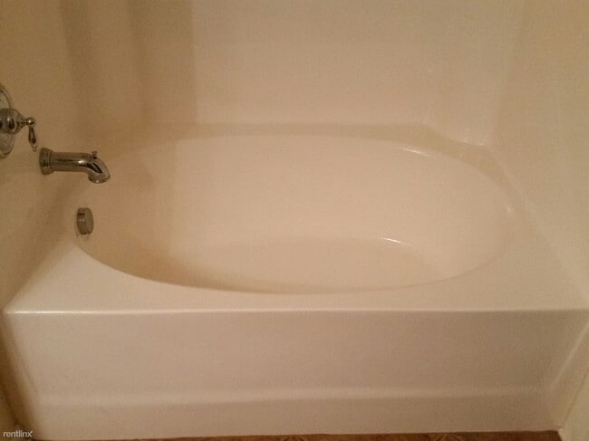 Building Photo - 2 br, 2 bath  - 7108 W Friendly Ave Unit 105