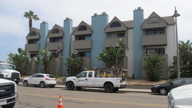 Building Photo - Condo with 2 car garage across from the beach