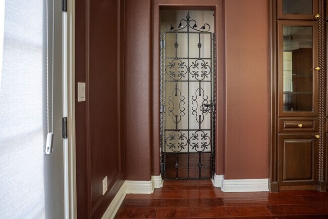 Building Photo - Exceptional estate Located In the highly desirable College Park Community.