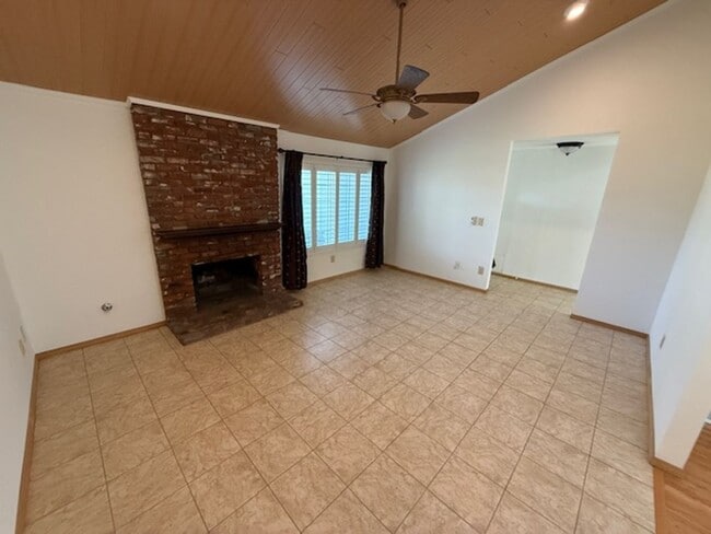 Building Photo - Charming Single-Story 3-Bedroom Home in Newhall!