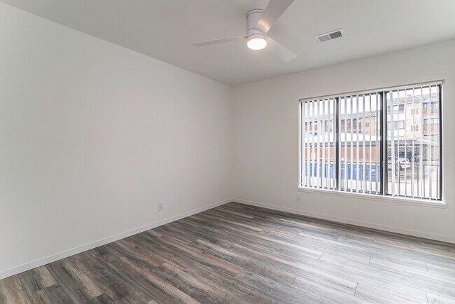 Building Photo - 2124 Pauline Blvd