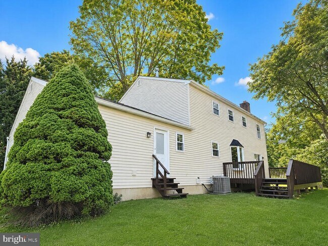 Building Photo - 902 Kirby Dr