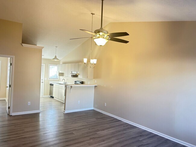 Building Photo - Silver Creek Village | 2 Bed, 2 Bath | Mon...