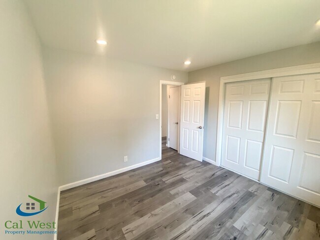Building Photo - $3195 - Remodeled 2Bed/1 Bath Duplex in th...