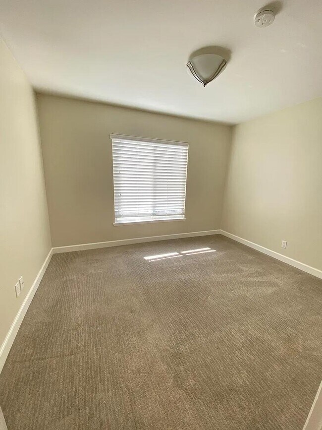 Building Photo - 1491 Chestnut St