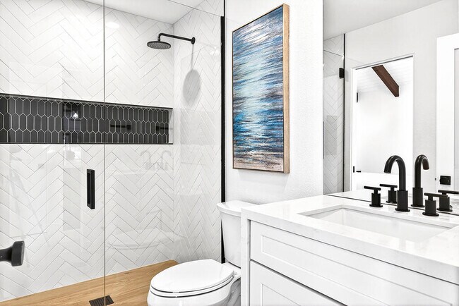 Building Photo - 352 Forest Hills Dr