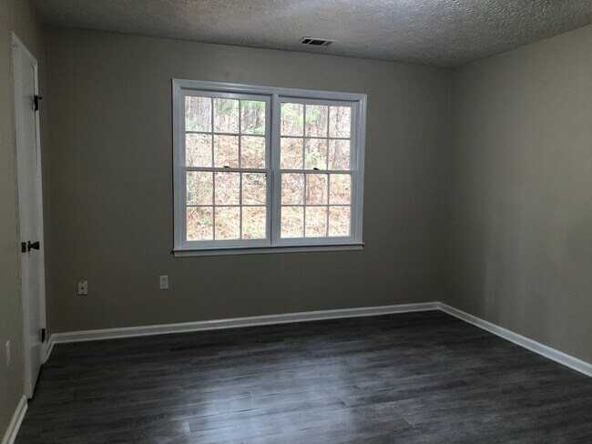 Building Photo - 515 Chateau Dr SE