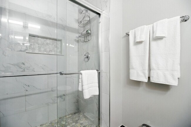 Building Photo - 1121 Johnston Dr