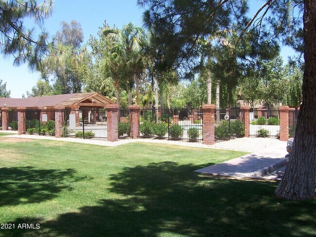 Building Photo - 2 bed Townhouse near Downtown Gilbert