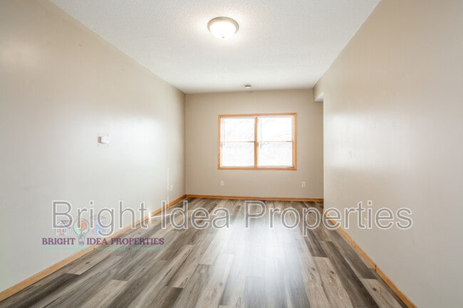 Building Photo - 863 Clark St N