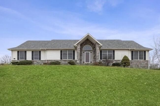 Primary Photo - 4 bed, 4 bath Single Family Home FOR RENT