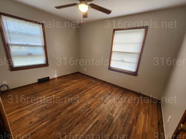 Building Photo - $995 - 3 bedroom / 1 bathroom - Single Fam...