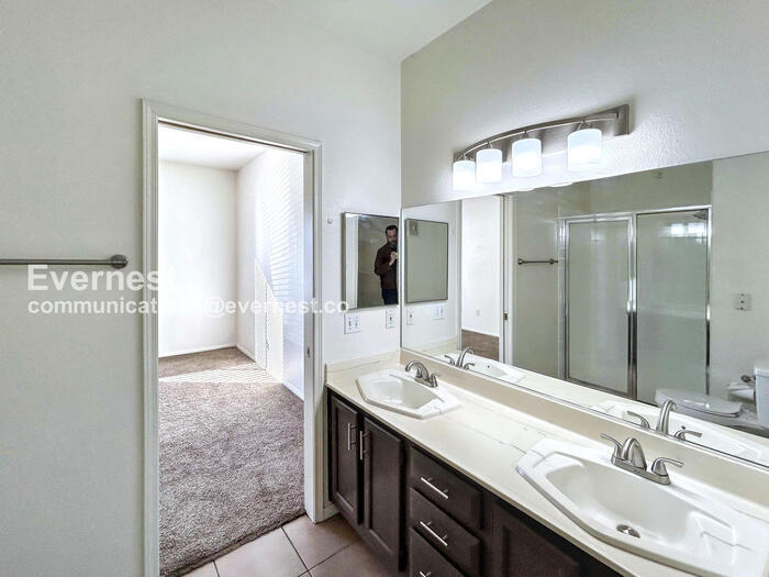 Building Photo - 5922 W Vegas Dr