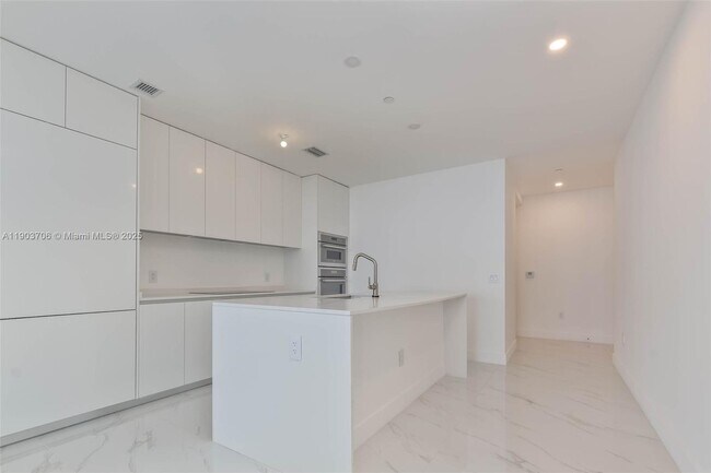 Building Photo - 700 NE 24th St