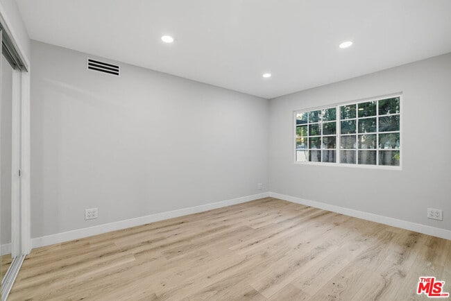 Building Photo - 10557 Reseda Blvd