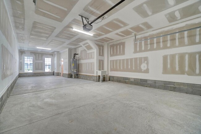 Building Photo - 3-Bedroom Townhome w/Attached Garage! Avai...