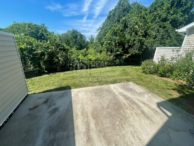 Building Photo - Amazing End Unit 3bd/2.5ba Townhome zoned ...