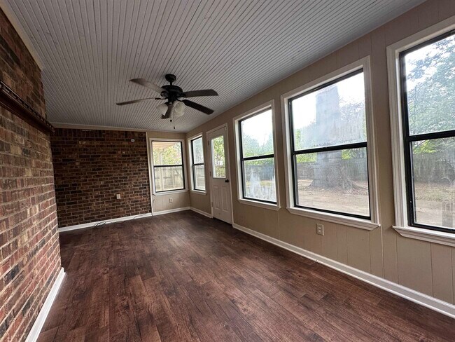 Building Photo - 1531 Cordova Rd