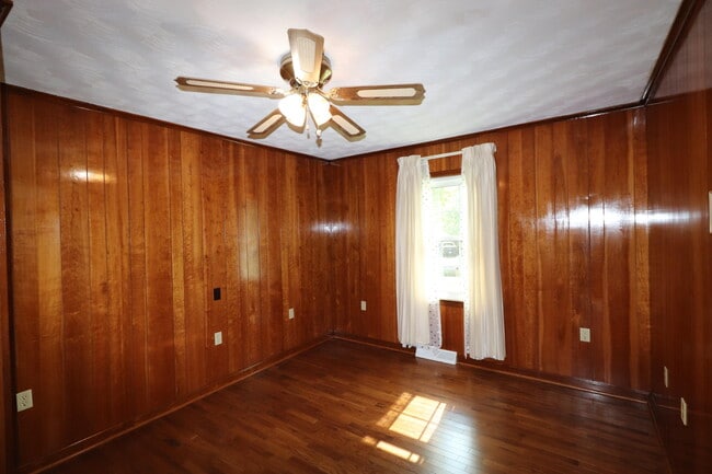 Building Photo - 204 Weil Ln