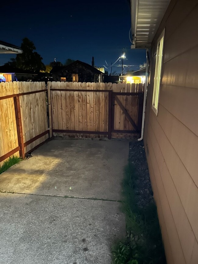 Building Photo - **READY FOR MOVE IN** Sparks Duplex