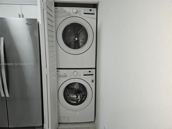 Building Photo - 311 W Park Dr