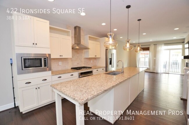 Building Photo - 422 Ironsides Square SE